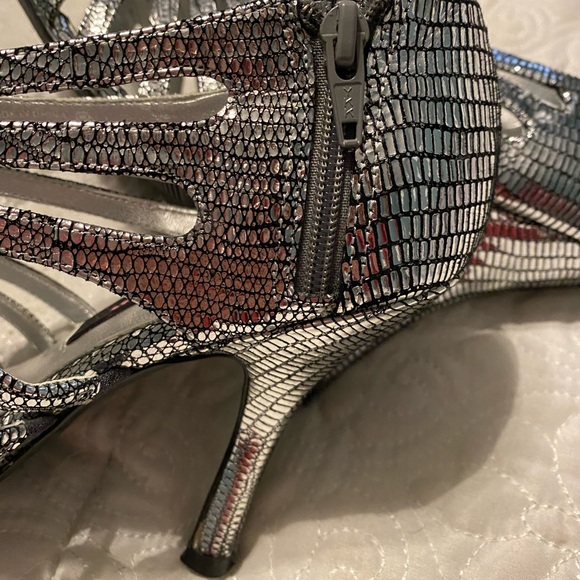 Silver Texture Heels - Picture 3 of 4
